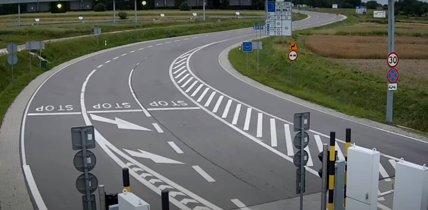 Граница Польши с Украиной - очередь легковых автомобилей на 11 км и пять дней ожидания.  Это автомобили, ввозимые без налогов