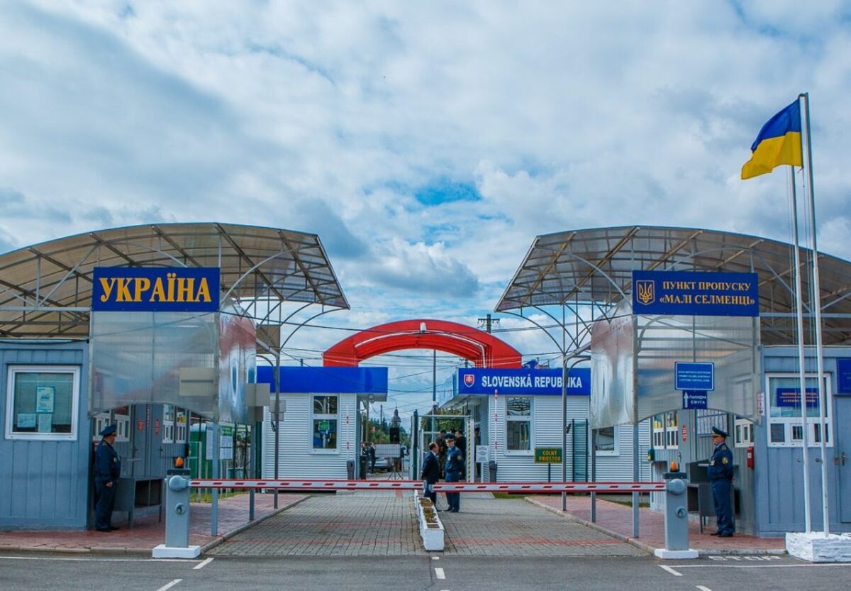 Очереди на границе со Словакией. Граница Словакии и Украины сегодня