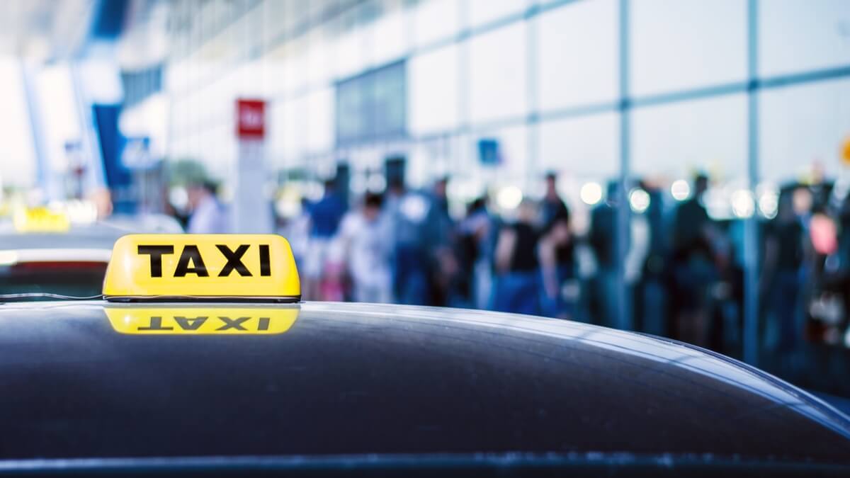 В Варшаве задержаны нелегальные таксисты
